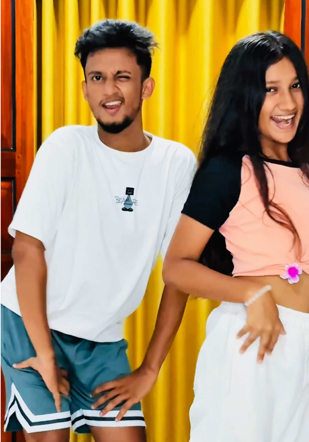අපේ ගෙදර Sexy Banana ඉතින් අපේ අයියා තමයි🤤🍌 @Sangeeth Fernando  #Vidusha #Janushi #sexybanana #sangeethfernando #dance 