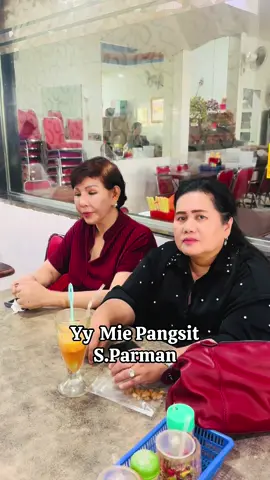 Siang Ini, Setelah Pulang Ibadah Minggu, Saya dan My Love @Ruslani Flora Doloks makan Siang di Yy Mie Pangsit, S.Parman, Langsung didampingi Owner YY Mie Pangsit Cici @Yong Yong, Sahabat Baik  yang Sudah Legend . Karena Saya sdh mulai  Diet berharap 98 Kg dari 110 Kg Selama 1 Bulan maka saya memilih Sayur Capcai dan My Love Memilih Mie Pangsit. ——- Dengan Makan siang  di Restaurant Teman mempererat hubungan, membangun kebersamaan, dan menjadi waktu yang baik untuk bertukar cerita, yang semuanya berkontribusi pada kebahagiaan dan keseimbangan hidup. Medan, Minggu 24 Agustus 2025. #makansiang  #capcai #miepangsit  #dietsehat #medan 
