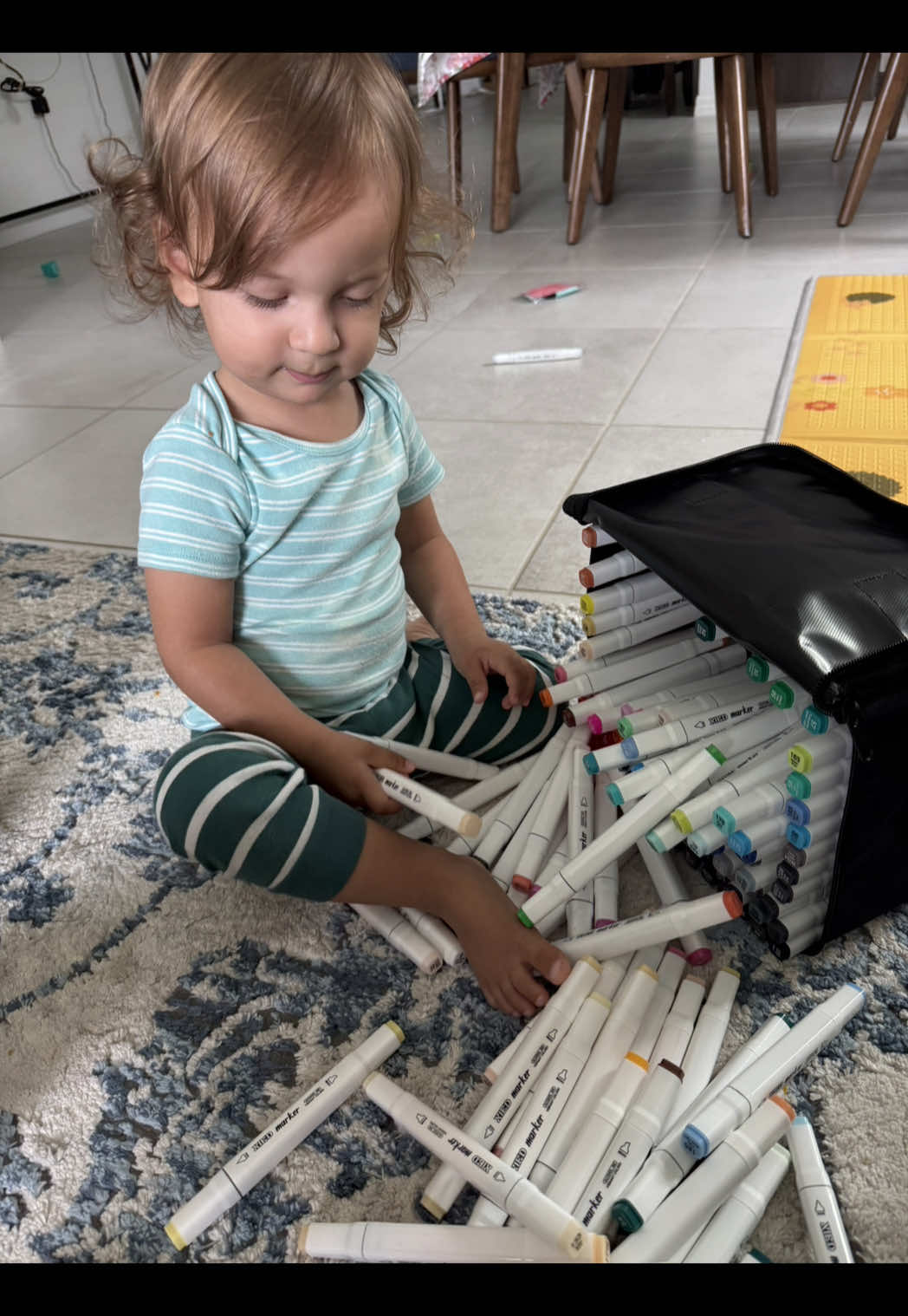Meu bebê descobriu minhas canetas… e eu deixei ele brincar 🥹❤️ #bobbiegoodscoloringbook #bebe #babyboy #maternity #maternidadereal 
