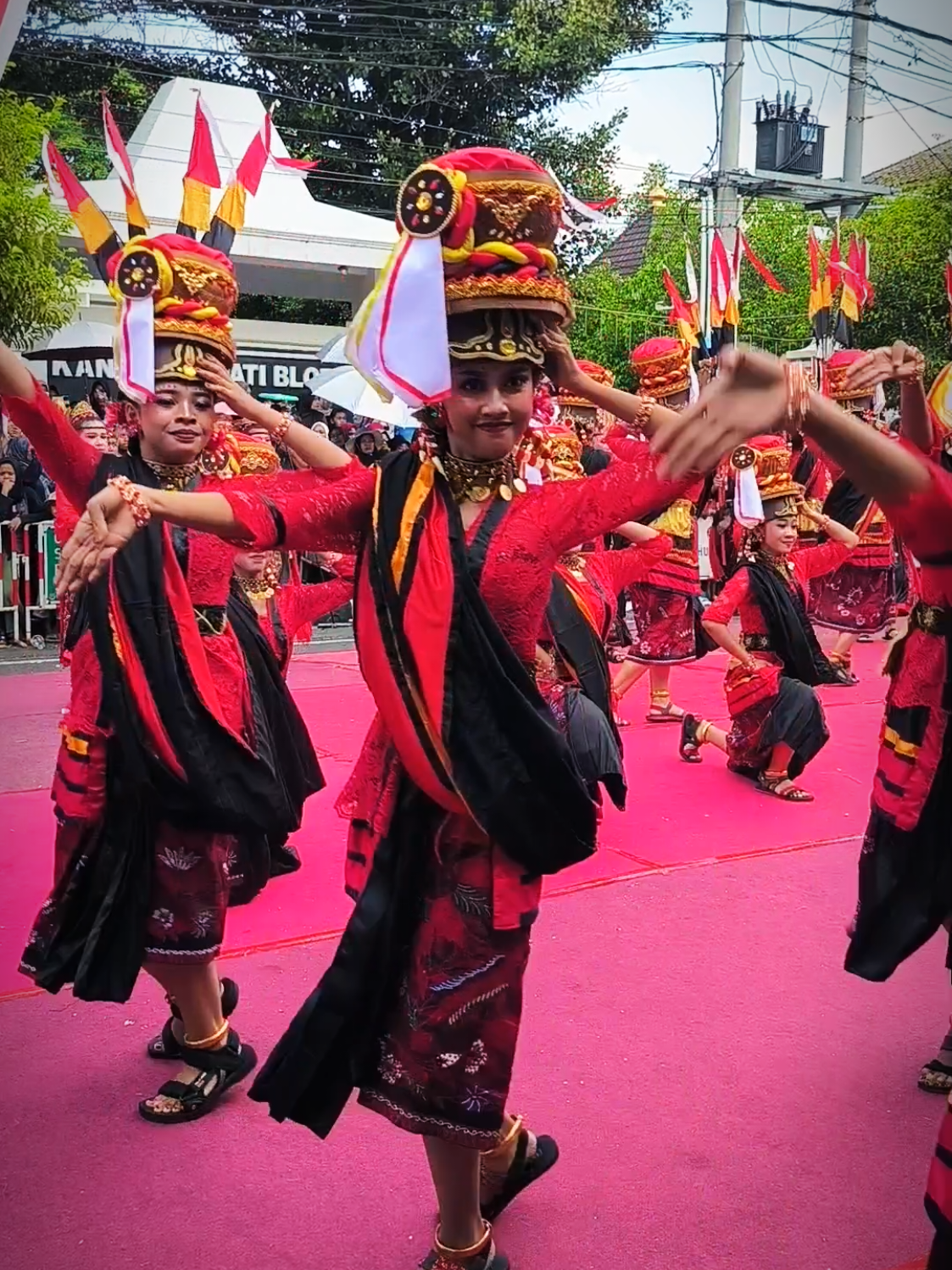 1995 Lulus dari SMPN 1 Blora, dan kini sekolah itu terus eksis mempersembahkan tampilan tampilan kreatifnya dalam Karnaval Blora 2025. Tampil bagus dengan mengangkat tema Budaya Madura 👍👍 ~~~~~~~~~~~~~~~~~~~~~ Guyub Rukun Nyawiji Gumregah mBangun Blora 🇮🇩 Sesarengan mBangun Blora Maju dan Berkelanjutan 🇮🇩 Bersatu Berdaulat Rakyat Sejahtera Indonesia Maju 🇮🇩 #ariefrohman #karnaval #karnavalblora #blora #madura 