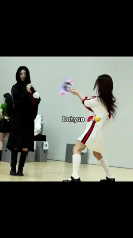 Behind the beauty of Xinyu  😁don’t forget Dahyun 🤣🥹She works so hard🪭🤣🤣#triples #seodahyun #xinyu 