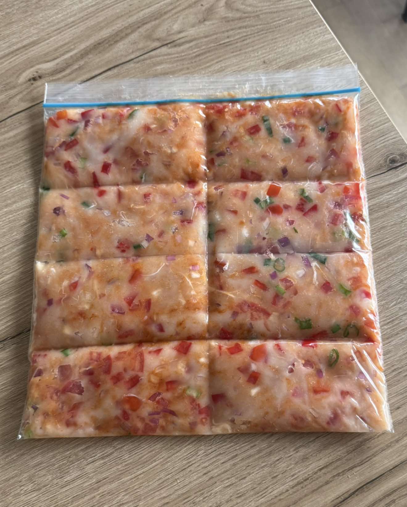 Your Chicken for the Week in Simple Steps 🍗 You can prep as many batches as you like. Depending on your protein goals, you can have 2 tablets of these or cut them into 6 portions instead of 8. 💪 What I’m using: - 600g chicken breast (blended) - 1 tomato - 1/2 red bell pepper - 1 red onion - Green onions to taste - Seasonings: 2 tsp salt, 1 tsp garlic powder, 1 tsp paprika, 1/2 tsp pepper How to make it: 1. Blend the chicken breast. 2. Add all the ingredients into a bowl and mix well. 3. Press the mixture into a ziplock bag (the one I’m using is 3L) or wrap it in plastic wrap. 4. Cut into strips/portions and freeze  To defrost and cook, you can use an air fryer or a pan. I placed mine in the air fryer at 200°C (390°F) for 20 minutes and made a quick sandwich! 🥪🍗 #chickenprep #easymealprep #chickenmealprep #weeklymealprepping #easychickenrecipe   