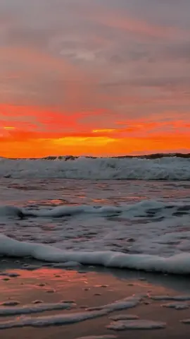 ✨Dramatic skies at Dawn 🏖️🌅🌊  #earlymorningvibes #sunriselover #oceanglow #explorepage #foryou 
