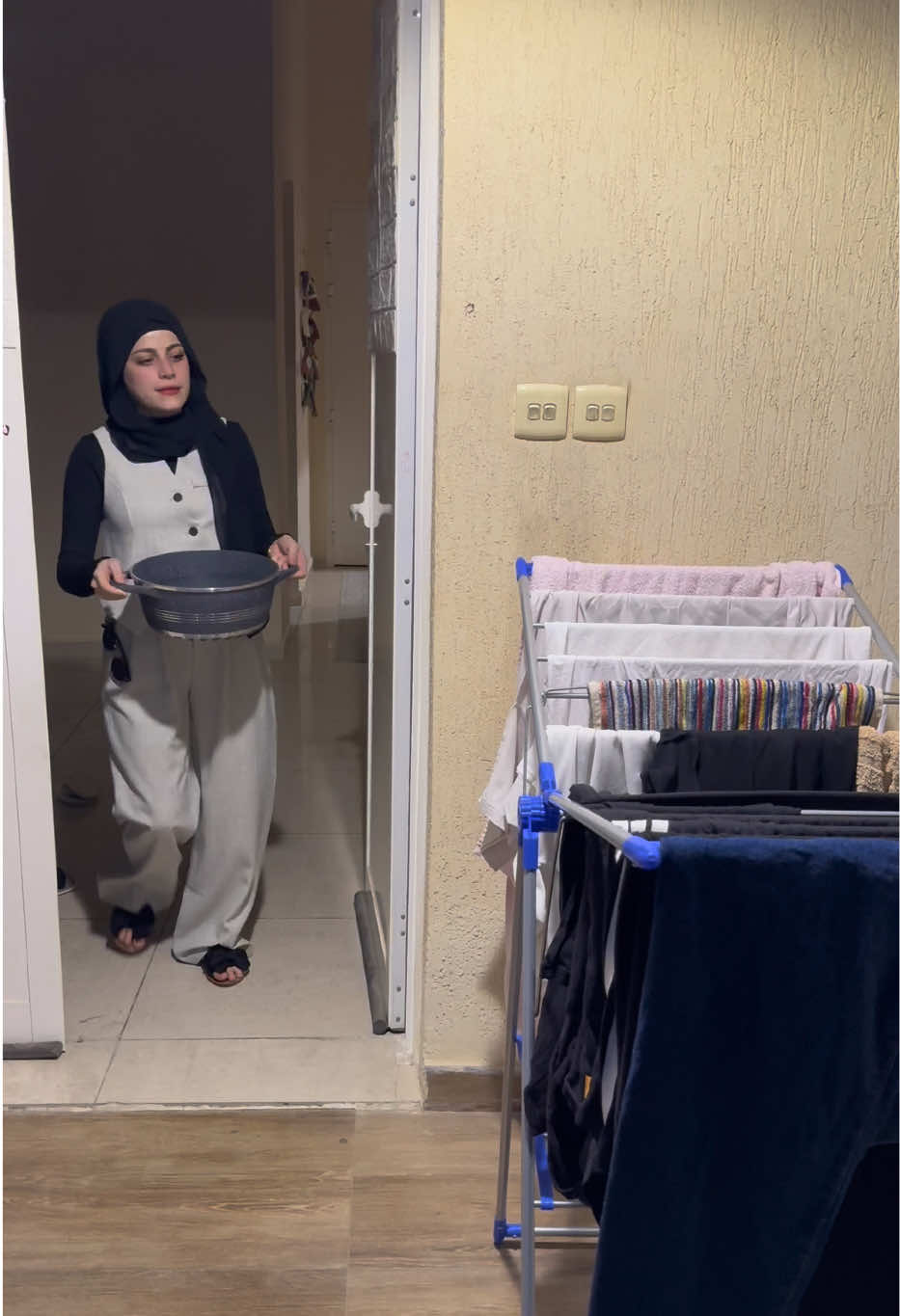 وقت البنت تشغل مخه 😁#ام_سيف #جيفارا_العلي #نانو 