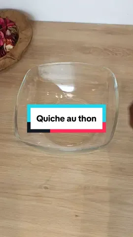 Quiche au thon recette rapide facile et simple pour les ingrédients : 3oeufs, 1 crème liquide,1 boîte de thon, 1 oignon( à caraméliser), 1 poignée de fromage, sel , poivre, pâte feuilletée #quicherecipe #quicheauthonfacile #EasyRecipe #tiktokfrance🇨🇵 