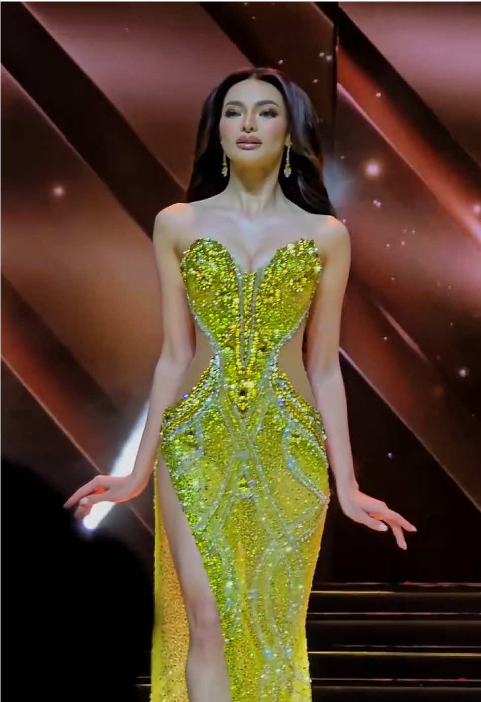KORONAHAN NIYO NAAA ✨✨✨ #emmatiglao #missgrandinternational #missgrandphilippines #eveninggown 🎥: @ruyronqs @emmatiglao @Rian Fernandez 
