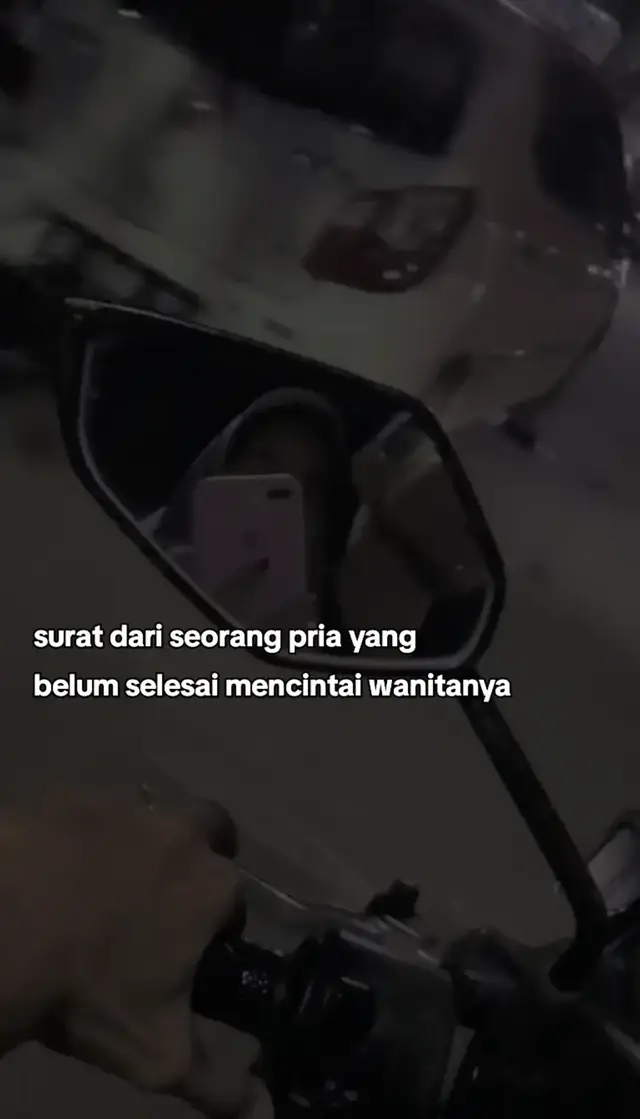 Jujur aku tidak tahu harus memulainya dari mana. Yang jelas rasamu belum benar-benar selesai di sini. Dan namamu.... entah bagaimana, masih menetap. Diam-diam tinggal di ruang yang tak pernah aku undang, tapi juga tak pernah aku usir. Kamu pergi, dan aku tidak menahanmu. bukan karena aku tidak ingin, tapi karena aku tahu_- jika cinta harus di paksa tinggal, maka ia akan berubah jadi luka yang paling sunyi, aku mencoba kuat. Mencoba percaya bahwa semua ini akan membaik. tapi bagaimana bisa membaik, kalau satu-satunya yang pernah membuatku utuh adalah kamu_'  yang justru memilih pergi? kamu tidak salah. tidak juga jahat. kamu hanya memilih jalanmu sendiri. Dan aku, aku hanya seseorang yang belum tahu bagaimana caranya mencintai tanpa berharap kembali. setiap aku menulis kata kata ini, rasanya seperti menoreh luka yang belum kering. Bukan untuk menyakiti diri, tapi untuk memastikan bahwa rasa ini nyata. Bahwa aku benar-benar pernah mencintaimu sedalam itu. Kamu tidak perlu datang kembali. Aku tidak menunggu. Aku hanya.... masih menyimpanmu. Bukan di depan pintu. Tapi di tempat yang lebih dalam dari itu: