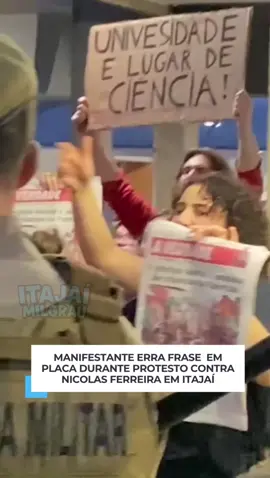 📍 Em Itajaí, na Univali, um detalhe curioso chamou atenção durante a manifestação contra o deputado Nicolas Ferreira: uma das placas estava escrita assim 👉 “Univesidade e lugar de ciencia”, esquecendo o “R” e o acento no “é” ✏️ Créditos: @williamitj  #Itajai #Univali #Manifestacao #NicolasFerreira #curiosidades 