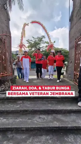 Semeton Jembrana, Ziarah dan tabur bunga di Taman Makam Pahlawan sebagai bentuk penghormatan kepada para pahlawan yang telah gugur demi kemerdekaan bangsa.  Semoga semangat juang mereka senantiasa menjadi inspirasi bagi kita semua !! Demi Jembrana, Pasti Bisa ! #HUT80RI🇮🇩 #HUT130KotaNegara #ziarah #taburbunga #veteran