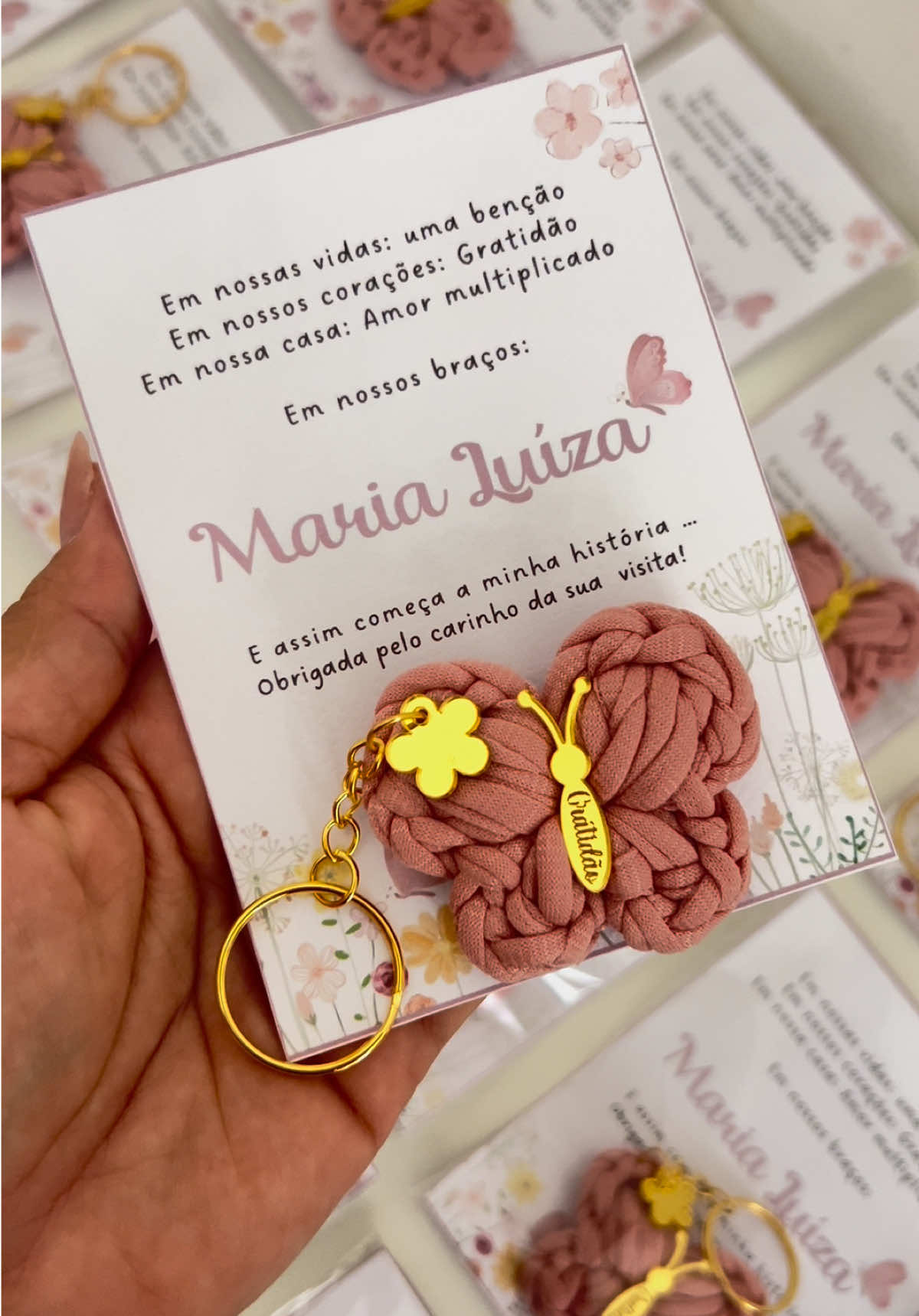 Lembrança maternidade para chegada da Malu ✨🤍#lembrancinhaspersonalizadas #lembrancinhasdematernidade #lembrancinhascriativas #enxovaldebebe #chaveiroborboleta 