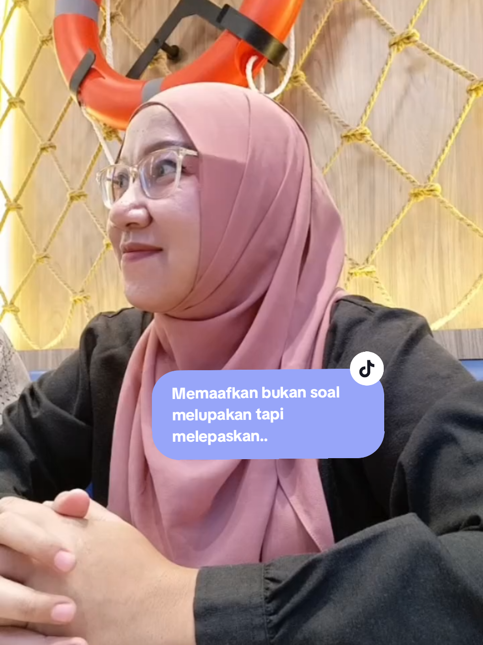 Banyak dari kita menyimpan luka masa kecil & memaafkan bukan berarti melupakan atau membenarkan, tapi proses melepas beban emosi agar tubuh dan pikiran berhenti selalu dalam kondisi siaga.. Bagaimana attachment & pola asuh kita diperlakukan dulu, membentuk cara kita melihat diri & dunia.. Dimana luka emosional membuat tubuh sering masuk ke dalam mode fight/flight/freeze.. Dan tanpa disadari, kita bisa mengulang pola pengasuhan lama ke anak turun.. Cut akar masalah adalah kunci healing yang lebih dalam.. Karena seringkali luka bukan cuma ingatan, tapi juga ikatan energi yang masih menempel di pikiran bawah sadar.. Ini bisa muncul dalam bentuk: • Selalu ketriggered kata-kata/gestur tertentu • Mengulang pola dalam hubungan • Rasa bersalah/tidak cukup yang terus muncul • Bahkan sakit fisik/psikosomatis Langkah Simple untuk Berdamai : • Hadirkan peristiwa & jaga diri agar tidak abreaksi • Akui & terima peristiwa & rasa marah/sedih/takut, dsb tanpa menghakimi • Atur napas untuk bantu tenangkan sistem saraf • Ungkapkan & tulis di selembar kertas nama emosi yg dirasa & terhadap siapa untuk melepas isi/beban hati • Napas Tiup Lilin beberapa kali tujukan pada kertas, sobek sampai kecil & buang di tempat sampah • Sapa diri kecilmu dengan cinta • Mulai belajar buat batasan sehat dalam relasi, tanpa rasa bersalah Healing memang bisa dilakukan sendiri, tapi kadang lukanya terlalu dalam.. Disinilah salah satu metode penyembuhan energi, Prana Healing, bisa membantu membersihkan energi emosi negatif & berpenyakit yang menumpuk, bantu menenangkan sistem saraf, sekaligus bantu memutus akar energi dari memori lama.. Prana Healing bekerja tanpa sentuhan, aman dan membuat proses berdamai lebih ringan.. Kalau kamu merasa sudah berusaha tapi masih sering terjebak pada luka lama, mungkin saatnya coba didampingi.. DM untuk sesi prana healing bareng Luna yaa.. 🤗 #BerdamaiDenganMasaLalu #MemaafkanBukanBerartiMelupakan  #InnerChildWounds #PranaHealing #RunaHealing