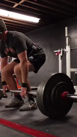 Play some hard music and it will help #deadlift #deadlifts #deadliftmotivation #workoutroutine #legs 