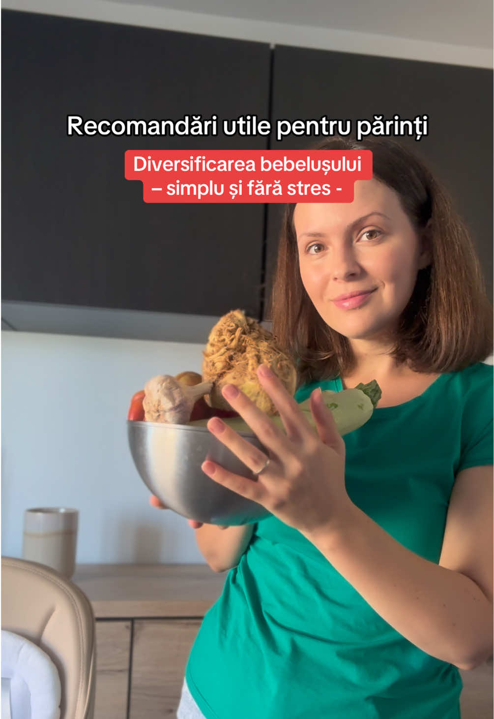 Știai că în etapa de diversificare este important şi modul în care gătești, nu doar ce gătești?👩🏻‍🍳 Recomand tuturor părinților: 🍴să pregătească mâncarea la aburi, nu prin fierbere; 🍴să facă un plan alimentar pentru bebe (pentru câteva zile / o săptămână). Rezultatul? O organizare mai bună cu introducerea alimentelor + cumpărăturile vor fi făcute mai ușor și rapid. 🍴să nu se mai chinuie cu tot felul de roboți mari și grei de bucătărie sau cu multe oale. Se găsesc variante compacte, care fac o treabă excelentă. Nu trebuie să spălați o chiuvetă plină de vase la final. Eu am început diversificarea lui Casian cu @Babymoov Romania și este foarte ușor de folosit + că scutesc mult timp. Am doi copii și am nevoie de fiecare minut în plus. 🍴să nu se mai streseze (doar în limite normale). Eu la primul copil am fost atât de stresată și copleșită. În loc să mă bucur de etapa firească de diversificare, am devenit foarte anxioasă. 🍴să aleagă un scaun potrivit. Copiii pot să stea pe orice scaun la masă, însă nu toate au aceleași opțiuni și avantaje. Cred că @onino.eu le îmbină pe cele esențiale.❤️ Tu cu ce ai început diversificarea pentru copilul tău?🫑 Aparatul de gătit Babymoov și scaunul Onino sunt de pe site-ul @PetitBebeRO (gifted).  #fyp #foryou #mancare #diversificarebebe #parinti 