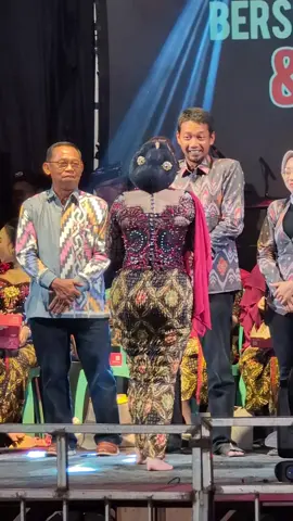 Jiaan poll gemesné tenan Niken, pak Camat nganti kemekel di panggung #nikensalindry #nikensalindryterbaru
