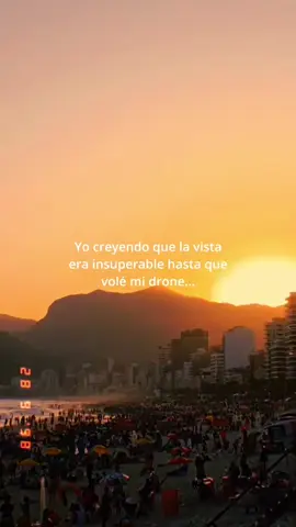 No queda explicación para un atardecer como este. Los rayos profundos de sol y un mar de personas viviendo el presente mientras se escapan de toda responsabilidad.  A veces nos olvidamos de lo simple que es estar presenta, que compartir con las personas correctas sana. Una tarde llena de cerveza y verdaderos amigos. Grabado con el Mavic 3 Pro de @dji.pe  #elmundoderabbit #filmmaking #dji #mavic3pro #riodejaneiro    