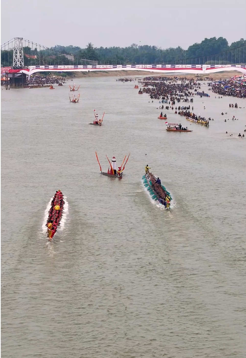 Suasana pacu jalur hari ke-5 sekaligus final berlangsung meriah. Tepian Narosa dipadati lautan manusia, dan diperkirakan mencetak rekor sebagai jumlah pengunjung terbanyak sepanjang sejarah penyelenggaraan pacu jalur. #pacujalur #kuansing #riau #kuantansingingi #drone 