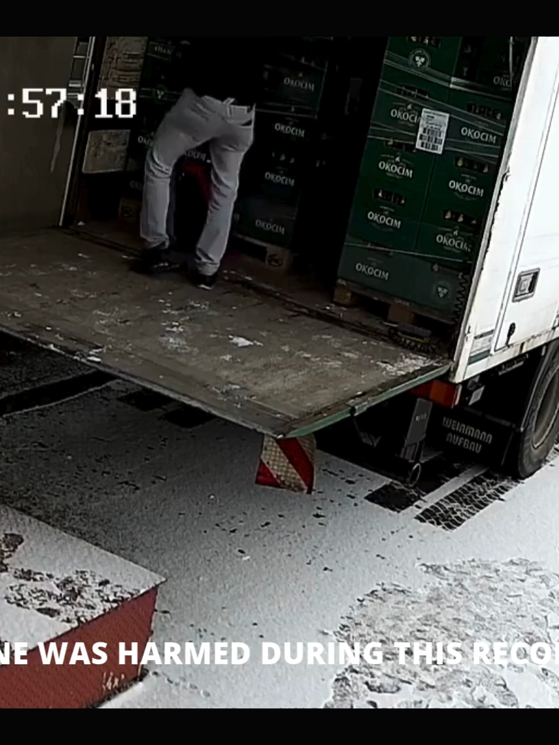 This is WHY Inattention Can Cause Dangerous Mistakes – Driver Slips and Nearly Crushed by Beer Load🤯 @safetyfails_1 - Let’s Increase Workplace Safety #accident #accidents #construction #construção #safety #safetyfirst #risky #firesafety #training #fails #eletrical #hardhat #PPE #fire #fail #forklift #forkliftoperator #warehouse #risk
