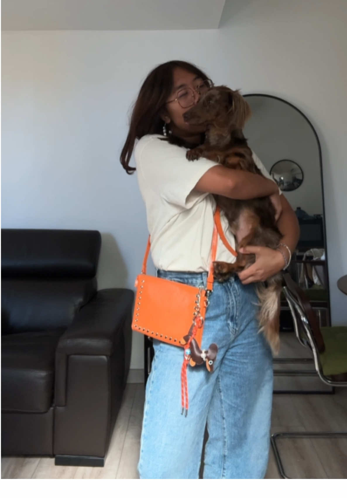 une miniature de mon teckel miniature 🐶🧡 en partenariat avec @PARFOIS #parfoisandfriends #parfois #charms #whatsinmybag #fashion 