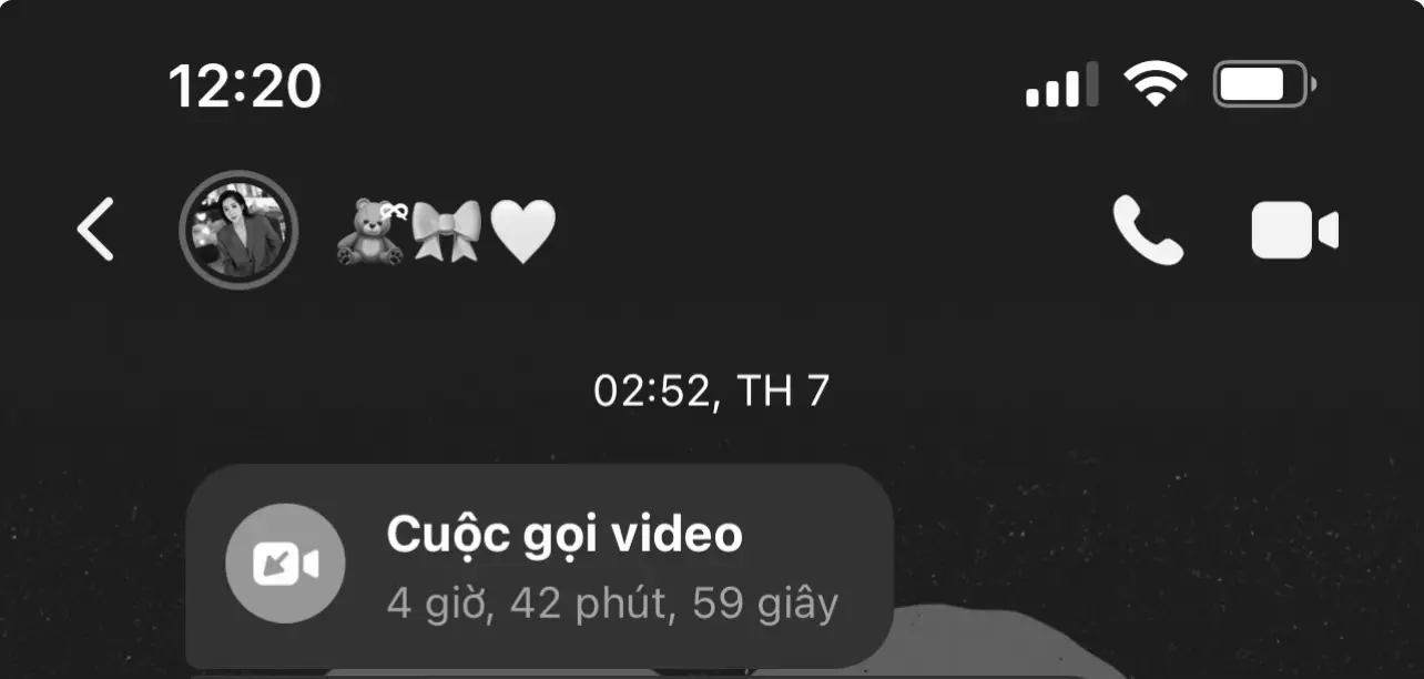 Yêu xa rất khó, khó từ cách yêu, suy nghĩ và cả lòng tin nữa. Thời gian bọn mình dành cho nhau không nhiều, chị bận đi làm và mình cũng bận việc riêng của mình. Tuy vậy, bọn mình sẽ hay dành cho nhau thời gian để “Deep Talk” với nhau về tất cả mọi thứ, từ suy nghĩ và cách chúng mình đối xử với nhau, có làm gì khiến người kia buồn hay không? Có hiểu lầm hay hiểu sai chuyện gì khiến đối phương buồn hay không? Bọn mình sẽ tập trung lắng nghe suy nghĩ của nhau, nói ra suy nghĩ của bản thân mình, sau đó là thay đổi và sửa chữa lại 🤍 Tính của mình rất nóng và cả chị cũng vậy, đôi khi là cải nhau đến mức tưởng như không thể nào hàn gắn lại được luôn, nhưng rồi bọn mình vẫn chọn ở lại, dùng lời lẽ dịu dàng hơn để an ủi nhau, xin lỗi nhau dù cho ai đúng hay sai, và sau mỗi lần cải nhau như vậy thì mình sẽ yêu nhau nhiều hơn cả ngày hôm qua nữa. Thật ra yêu xa không khó, cái khó nhất là có thể nói cho nhau nghe được suy nghĩ của mình với đối phương hay không. Bởi vì chỉ có thể nhìn nhau qua màn hình điện thoại, sẽ không bao giờ biết được người kia đang nghĩ gì nếu không ai chịu nói ra quan điểm của mình. Phải nói để nghe, nghe để hiểu và hiểu để thay đổi. Bọn mình luôn chọn cách như thế, nó khiến mình hiểu chị hơn và yêu chị nhiều hơn nữa. Còn gì tuyệt hơn khi có người luôn dịu dàng lắng nghe mình nói, đúng không? #wlw #couple #fyp #deeptalk 