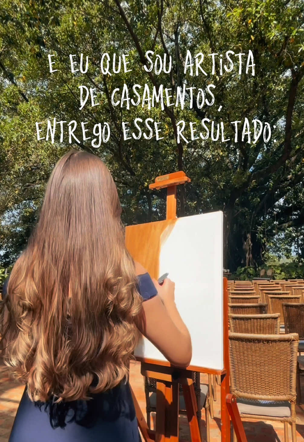 Um dos meus maiores diferenciais é valorizar cada detalhe do cenário. Não gosto de retratar apenas o casal e deixar o fundo desfocado. Cada cantinho do ambiente que tornou o dia especial merece destaque também! ♥️ #pinturaaovivo #pinturaaovivoemcasamento #arteaovivo #pinturaaovivoemcasamentos #livepainter 