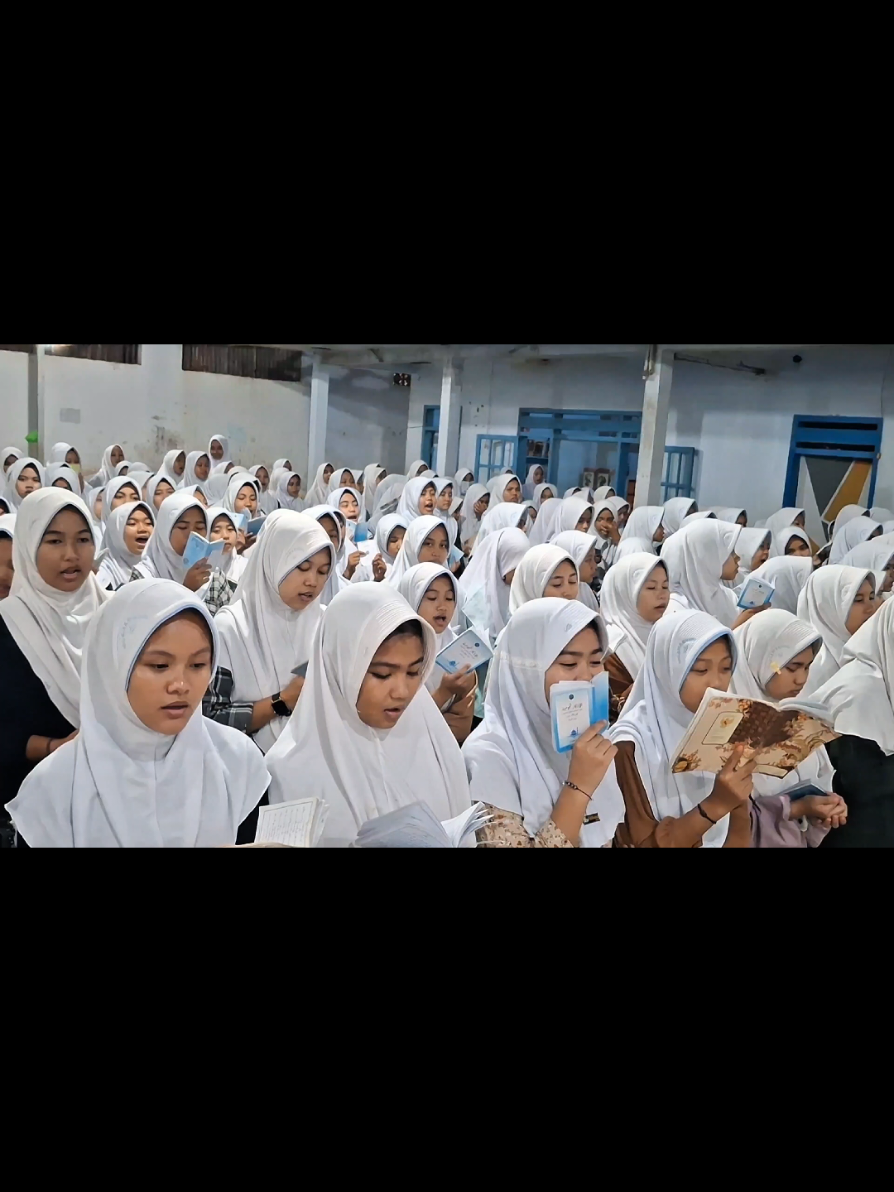 Selamat datang bulan Robi'ul Awwal 1447 H, bulan kelahiran Nabi Muhammad SAW. Semoga disepanjang bulan ini kita semua diberikan keberkahan dan semua do'a dikabulkan🤲🏻 #galerydamanhuriputri #maulidnabi #santriputri #fypage #pesantrenstory 