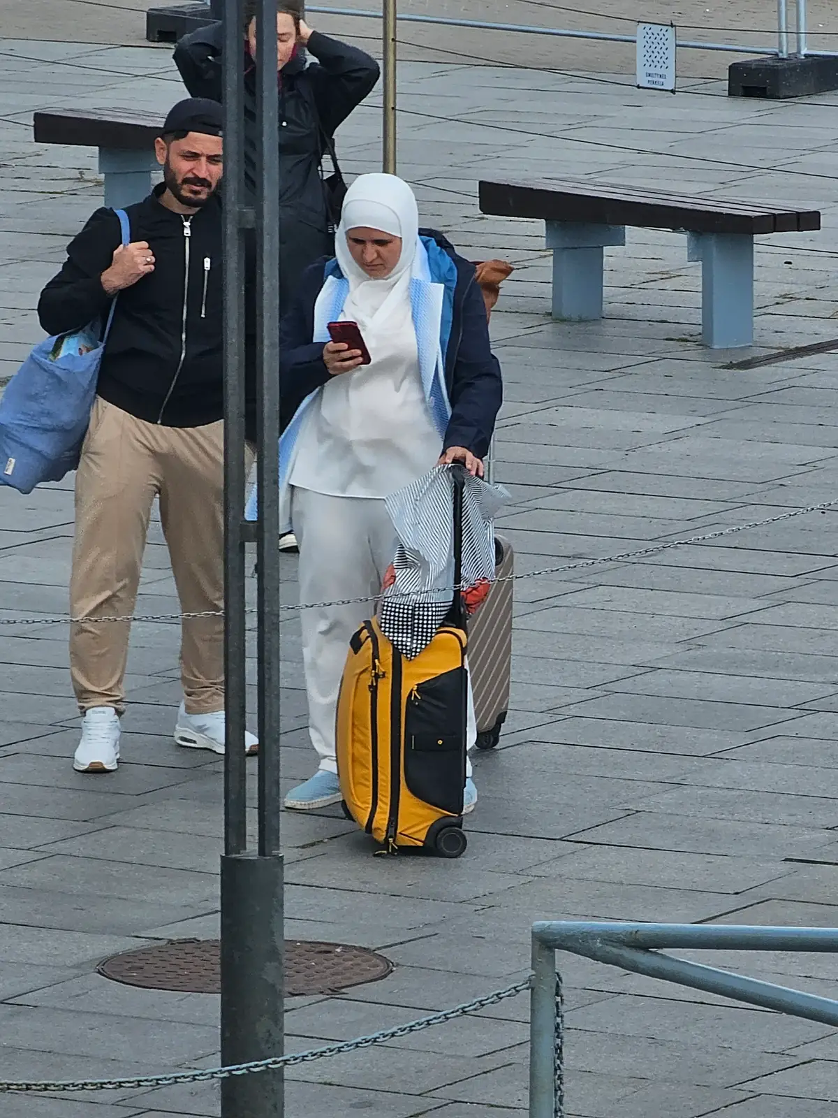 стоит ждёт взрыва метро