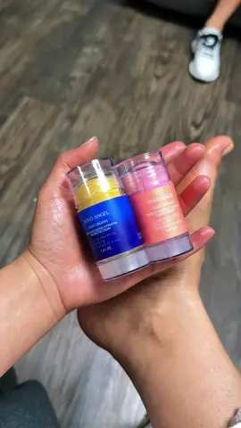 ✨ Di adiós a los talones agrietados y a los pies resecos con la crema en barra VOVO ANGEL ✨ 💙 VOVO ANGEL Foot Cream Azul – Hidratación profunda y protección diaria. Ideal para mantener tus pies suaves, lisos y libres de resequedad. 💗 VOVO ANGEL Foot Cream Rosada – Tratamiento intensivo “doble cuidado” para pies extremadamente secos, talones agrietados y piel dura. ✅ Beneficios clave: 	•	Repara talones agrietados de forma rápida. 	•	Elimina la piel seca y áspera. 	•	Hidrata y nutre en profundidad. 	•	Formato en stick: fácil de aplicar, sin ensuciarte las manos. 	•	También funciona como bálsamo hidratante para manos secas. Perfecto para usar después de la ducha o antes de dormir 🛁🌙. Ideal para quienes sufren de resequedad en invierno o caminan mucho. 💡 Dale a tus pies el cuidado que merecen con VOVO ANGEL – Pies suaves, hidratados y sin grietas! #footcare #foottreatment #handcream #footcream #footcareessential