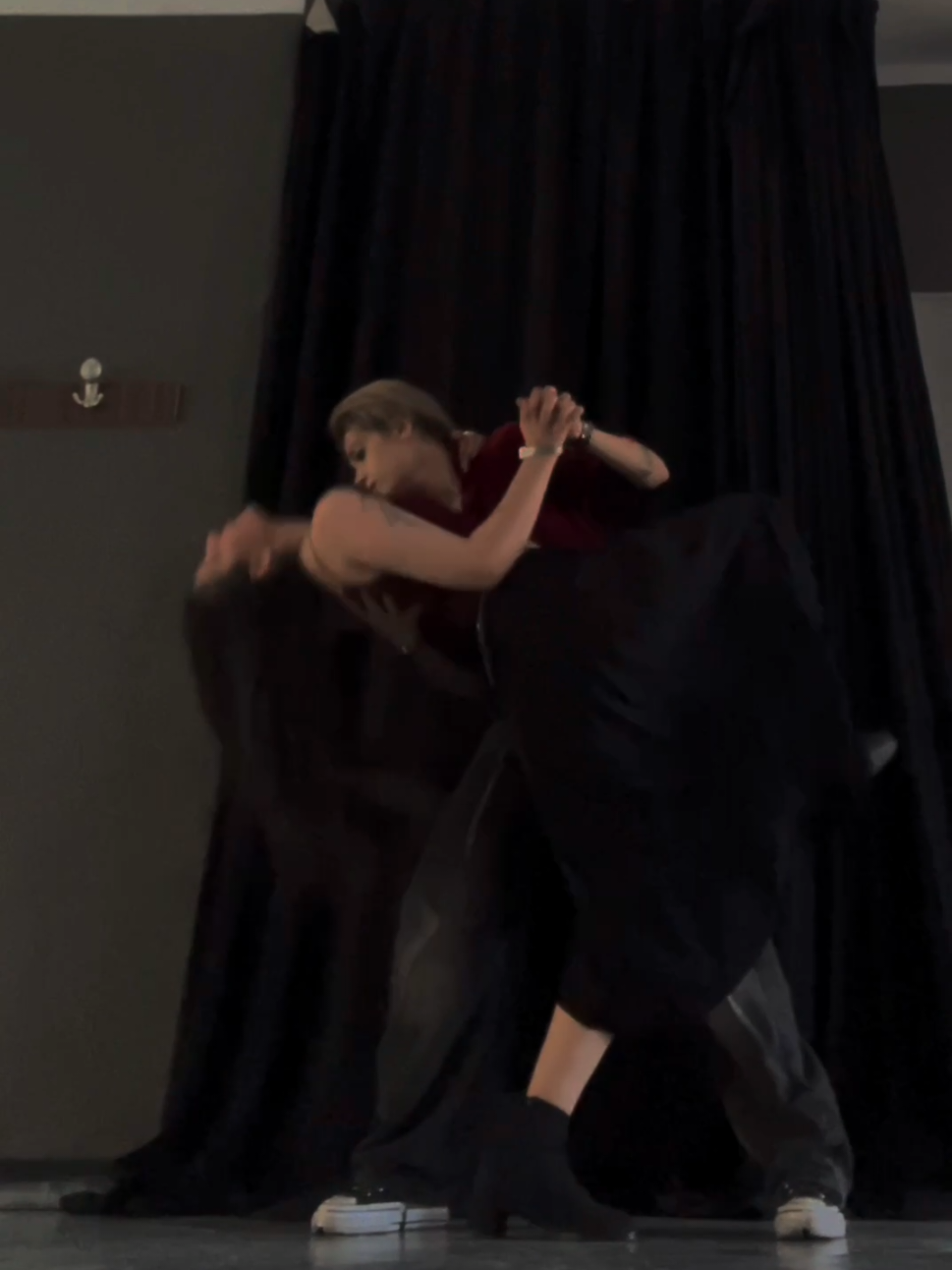 سر بلند کردنم دهنمون سرویس شد. dc@Ian ,me #dancechoreography #dance #dancer #fyp #viral 