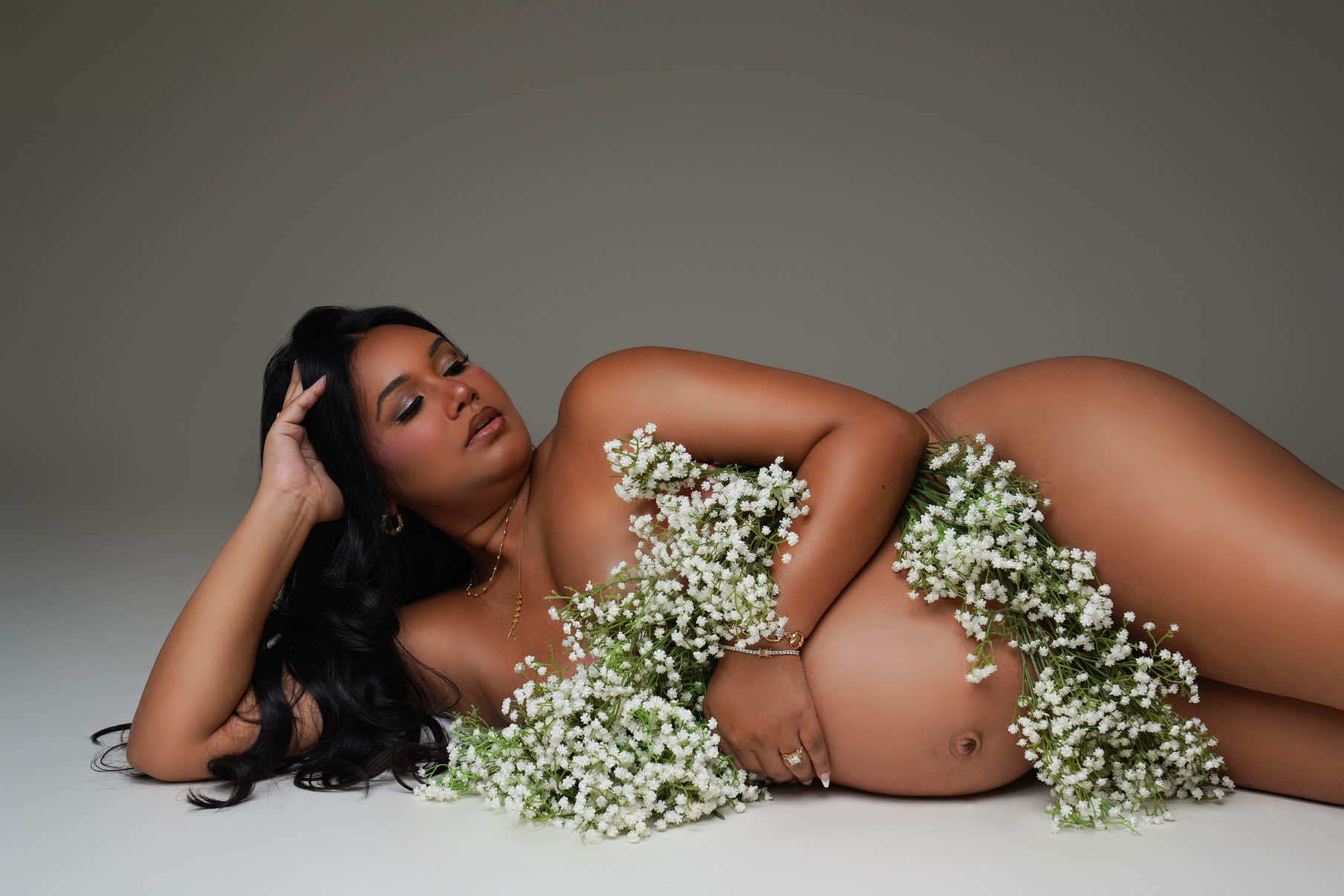 ✨ Behind the scenes vs. the photo! Inspo from @Life of Tanya Marie 💕 Huge thank you to  @bettyjackyl_photography — she definitely understood the assignment! 📸 💯 #bts #maternity #maternityphotoshoot #maternityshootideas #inspo 