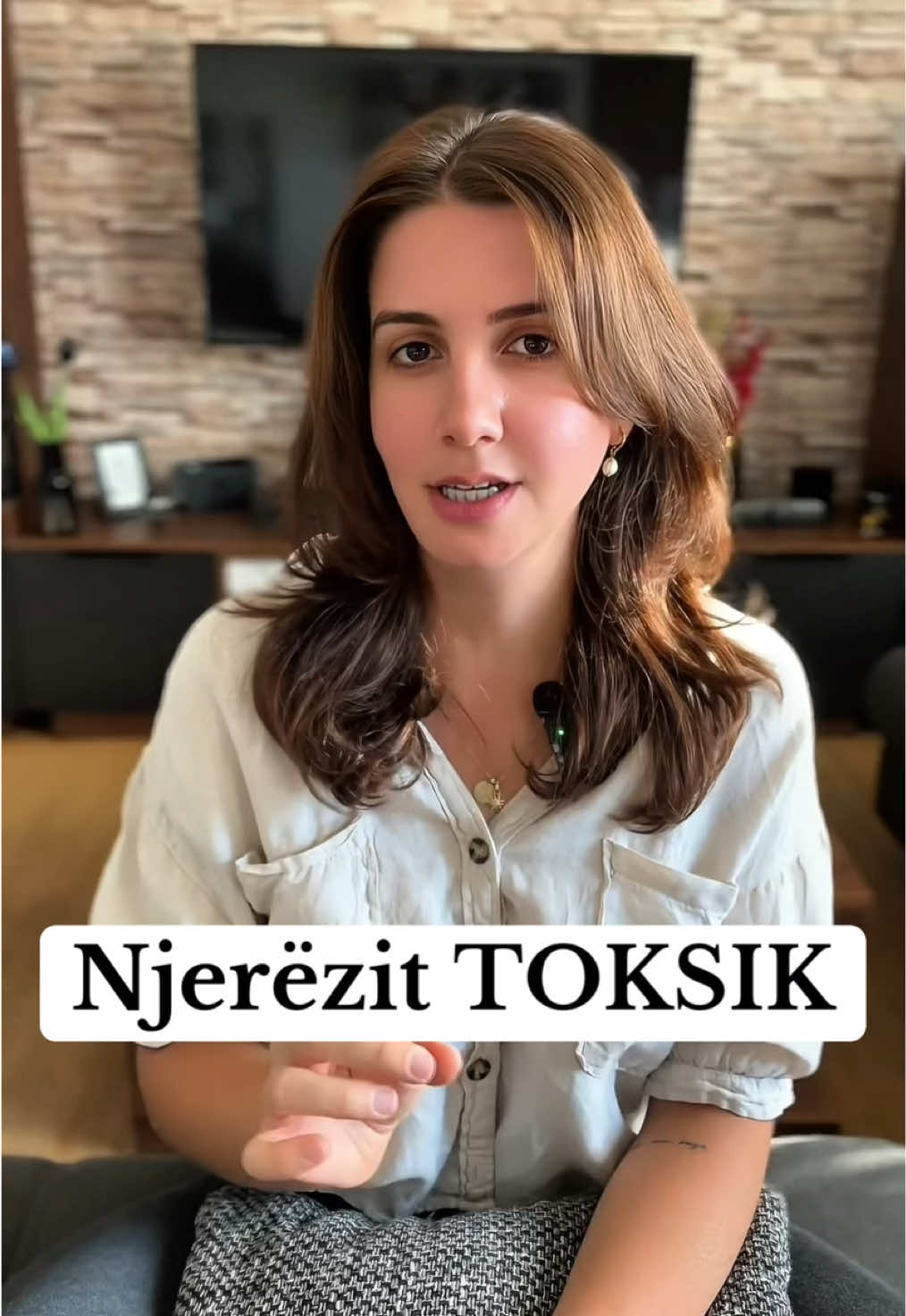 🚫 Njerëzit toksik duan të të bëjnë të dyshosh tek vetja, të të manipulojnë, dhe të të mbajnë të lidhur me reagimet e tua. ✨ Sekreti është: mos e justifiko veten, mos u mbro. Thjesht vendos kufij dhe mbro paqen tënde. 💡 Sa më pak energji u jep, aq më shumë e humbasin fuqinë mbi ty.