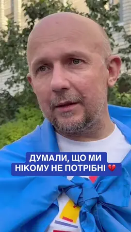 Звільнений з полону журналіст Дмитро Хилюк розповів, що пережити такі періоди зневіри допомагали тільки інші полонені, які підтримували один одного. #weukrainetv #новиниукраїни #миукраїна #обмінполоненими 
