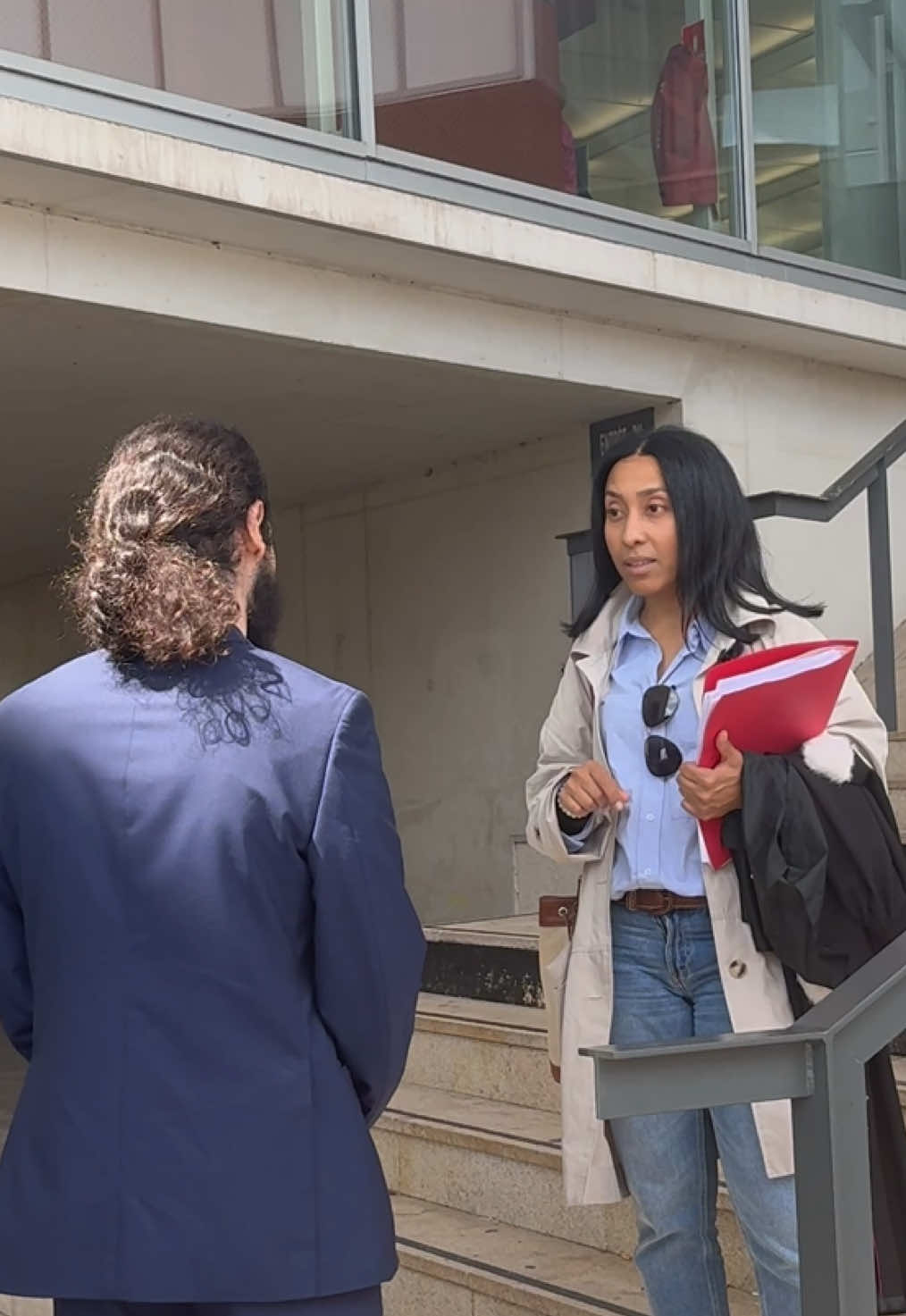 « Comment faites-vous pour défendre un.e coupable ?” C’est une question que l’on me pose souvent.  ✅ Je défends une personne, pas un acte. ❌ Mon rôle n’est pas de juger, mais de vérifier que la procédure est respectée (dès le début de la garde à vue si la personne a été placée sous contrainte). ➡️ Si la personne reconnaît avoir commis les faits, mon rôle est d’expliquer pourquoi cette personne en est arrivée là en faisant état de sa personnalité.  ➡️ L’objectif est que la personne ait la peine la plus adaptée. C’est cela le rôle de l’avocat !  📍Si vous avez des questions, posez-les moi en commentaires et j’y répondrai dans d’autres vidéos 🙂 #avocat #avocatpenal #convocationtribunal #avocatparis #avocatcergy   