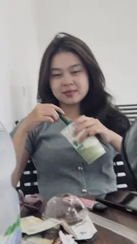 🧏🏻‍♀️🤏🏻