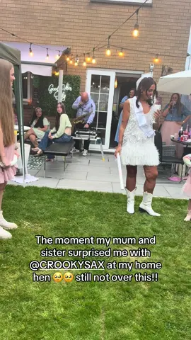The moment my mum and sister surprised me with @CROOKYSAX at my home hen 🥹🥹 still not over this!! #foru #homehen #bridetok #saxplayer #hendo 