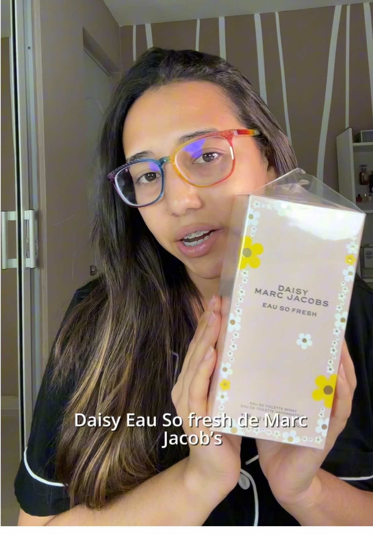 If there’s one fragrance I’d recommend for your first date, it’s Daisy Eau So Fresh Marc Jacobs 🌸💖. It smells like a bouquet of fresh roses — sweet, feminine, and soft, yet with a touch of personality that makes you stand out effortlessly. The kind of scent that makes everyone around you fall in love. Have you picked your Daisy yet? 🌼 You can also find it on Amazon 🌟 #mjdaisy #pickyourdaisy #perfumetok #gifted @MarcJacobsFragrances 