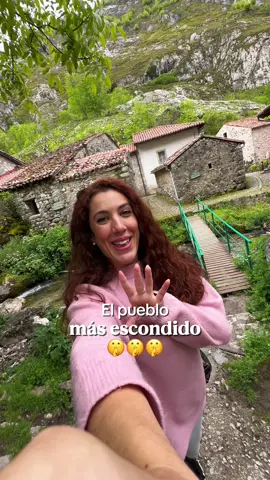 El pueblo más escondido de España 🤫⬇️ NO llegan los coches y hasta principios de los 2000 se tenía que subir TODO ANDANDO! 🤯🤯 Una locura!! Hoy en día, nos contó gente de allí, que se siguen quedando 100% incomunicados en invierno por la nieve.  Es un remanso de paz ✌🏻y NO hay cobertura 📲  así que es el momento perfecto para DISFRUTAR de la naturaleza y del paisaje. ♥️ SÚPER IMPORTANTE el respeto al entorno, la naturaleza, los animalitos y el silencio.  Para llegar hay dos formas: andando o bien en funicular.  Yo elegí la segunda porque soy más perra que niebla 🤭 pero por lo visto el camino para llegar es muy bonito! Son 11km, unas dos horitas o así. El funicular me costó 22€ ida y vuelta. Los peques son 7€. Hasta el funicular se llega en coche 🚗 y aparcar allí es GRATIS 🫶🏻 ⭐️ CONSEJO: llega con tiempo por el tema parking y si además puedes comprar los billetes del funicular con antelación pues mejor que mejor :) evitas quedarte sin subir. ⭐️⭐️ CONSEJO 2: busca en internet las webcams de Bulnes (hay cámaras que se pueden mirar online) para ver si está despejado, al estar entre montañas 🏔️ a veces hay nubes. Y ya estaría ^^ ¿qué mas pueblitos con encanto recomiendas visitar?  #asturias #pueblomagico #turismo #viajes #turismorural