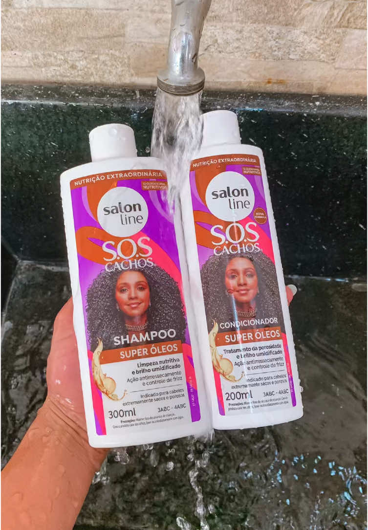 O kit de shampoo e condicionador super óleos da @Salon Line é um dos meus preferidos!🤩Shampoo hidratante + condicionador com efeito de máscara.💜 Vocês já testaram essa linha maravilhosa?😍😮‍💨🤏🏽 . . . #migssalonline #heymigssl #heymigs #salonline #rotinacapilar @#todecacho 