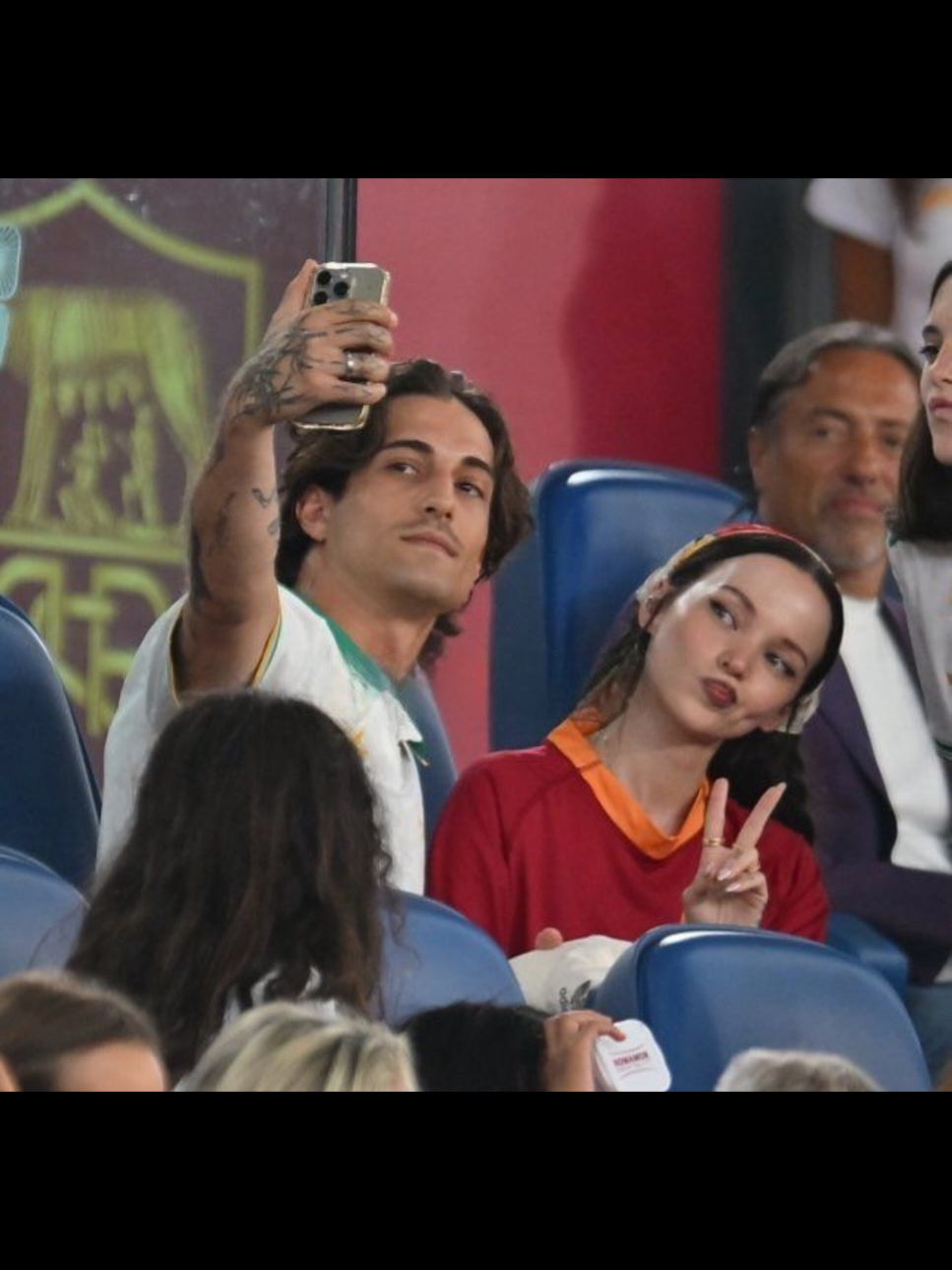 Damiano in curva Sud con l’anima insieme alla sua Dove✌️🔥  #damianodavid #maneskin #dovecameron #perte #viral