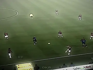 Ronaldinho, the Brazilian magician. 🇧🇷 #skills #foryou #footballtiktok #foryoupage #viralvideo 