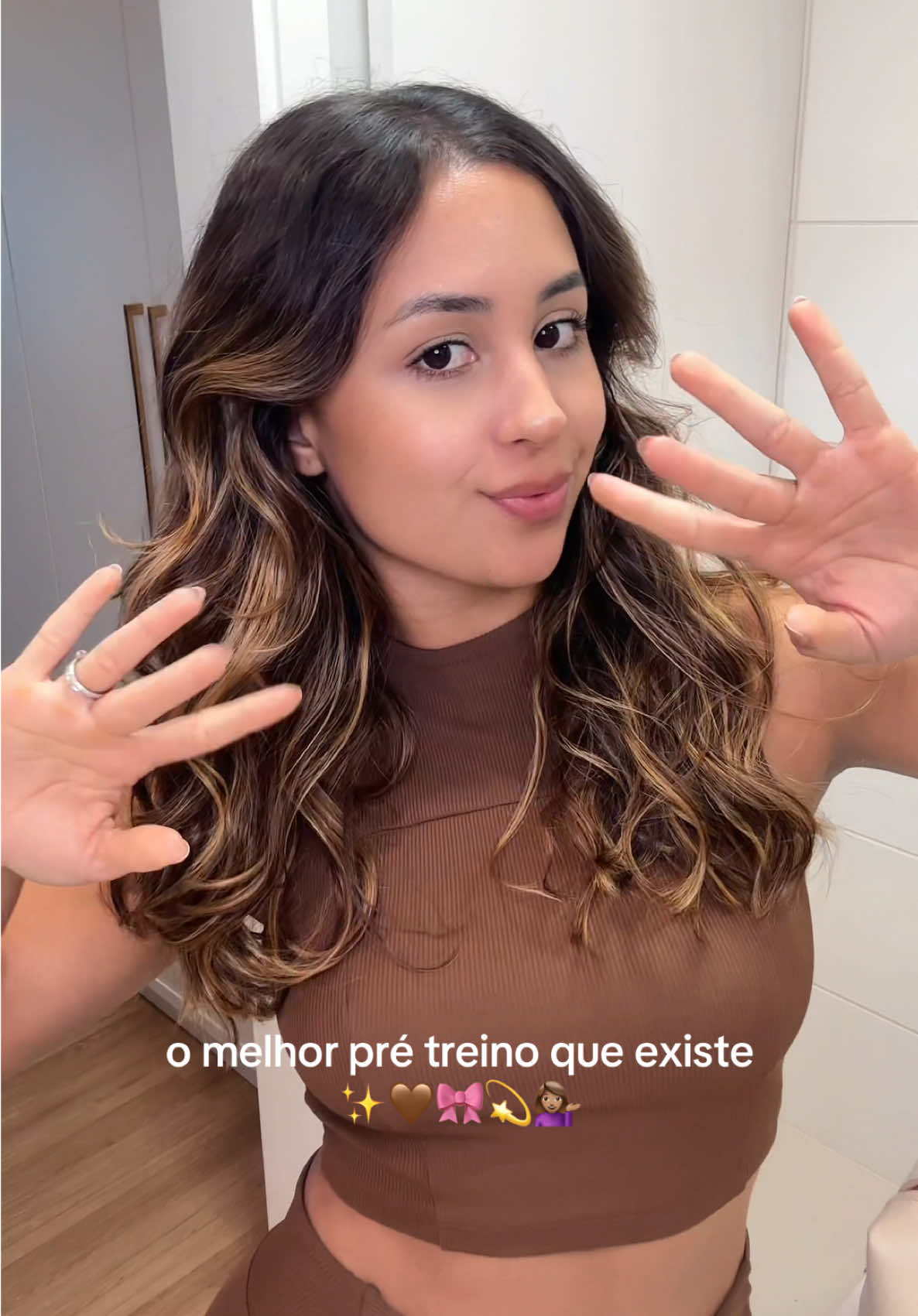 Eu sendo uma patricinha e fazendo crossfit 😂 mas a verdade é que lookinho novo, colocar uma música, fazer um penteado.. Tudo isso nos anima e serve como um ótimo pré treino! Vocês são desse time ou só pegam a primeira roupa e vão? #crossfit #girly #girltime #Lifestyle #fy 