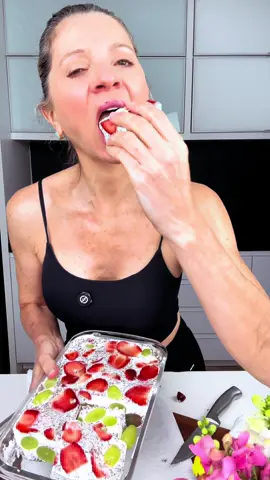 ✨ Receitinha saudável do dia: Gelatina Proteica com Chia 🥰 A sobremesa perfeita para emagrecer, ganhar massa muscular e garantir horas de saciedade! ⸻COMPARTILHE PARA EU SABER SE VOCÊ GOSTOU… assim vou continuar postando receitas deste modo❤️ 🍨 Ingredientes: 	•	36 g de gelatina em pó incolor e sem sabor 	•	400 ml de água para hidratar a gelatina 	•	600 g de frutas de sua preferência (picadas) – ❌ menos abacaxi 	•	700 ml de leite vegetal (usei leite de coco 🥥) 	•	40 g de chia 🌱 	•	Adoçante estévia 100% a gosto ⸻ 👩‍🍳 Preparo: O passo a passo está no vídeo 🎥✨ ⸻ ✅ Benefícios: 	•	🔥 Favorece o emagrecimento saudável 	•	💪 Auxilia no ganho de massa muscular 	•	⏳ Garante longas horas de saciedade 	•	🌱 Chia: fibras + proteínas + ômega-3 	•	💖 Leve, deliciosa e funcional ⸻ #saudabilidade #clecireceitas #emagrecimento #massamuscular #sobremesafuncional   