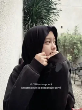 Diva Aulia Putri@👣 , seorang gadis berumur 14 tahun kelahiran Bandung, sekarang ia bermain untuk Timnas Indonesia Putri U16 di Asean Championship u16 girls. Pesona wajahnya yang cantik, imut, dan manis serta postur tubuhnya yang kecil membuat para pencinta sepakbola Indonesia terutama Timnas Putri jatuh cinta padanya. info dari auntynya @viavia_octata10  #fyp #timnasindonesia #timnasputri #divaaulia #divatimnas 