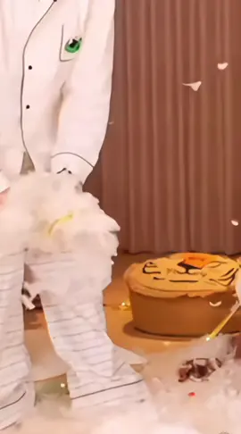 Đôi trẻ như hai thái cực ý nhỉ,một người nội một người hướng ngoại như vậy quá là cợp nhau rồi🤭          #desiretheseries #desire #abodesire #eliothuang #qiudingjie #huangxing #kipukaqiu #blchina #abo 