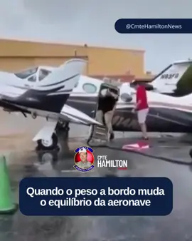 Um vídeo que circula nas redes sociais mostra um avião de pequeno porte tombando para trás no momento do embarque de passageiros. O caso evidencia a importância do balanceamento na aviação. Antes de cada voo, pilotos calculam não apenas a distribuição de passageiros e bagagens, mas também o peso do combustível, para garantir que o centro de gravidade da aeronave esteja dentro dos limites de segurança. Um detalhe técnico que, na prática, faz toda a diferença para que o voo decole e pouse em segurança. #Aviação #SegurançaDeVoo #Pilotos #Aeronaves #AvGeek 