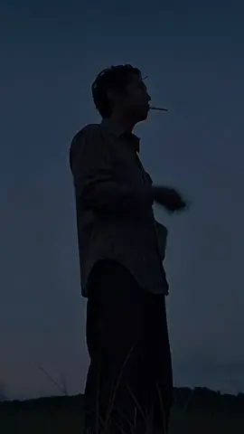 ئەم بەیانییە، بە نیوەی تەمەنی ئاسکێک و بە دەنگی کەوێکەوە برینی خۆم نیشانی بەردێک دەدەم... لێ لێ... ئەوە حەوت ڕۆژە، حەوت گوڵ لەسەر سنگی دایکم پشکوتوون، لە کۆڵاندا کێ دیویەتی و کێ نەیدیوە... بەدوای گوێیەکی ساغدا دەگەڕێم، قسەکانم لە دەسماڵێکدا هەڵگرتووە ڕوو لەم لا دەکەم، دیوارێکی بەرزی تەنیاییە لەلایەکی دیکەشەوە، خەونێک لە کراسی زستان لە سەرەوەش، ئاسمانێکی ڕووت و بەتاڵ. ئیتر لەم بازاڕەوە، دەنگی چەکوشی پێڵاودرووەکان نایەت لەگەڵ دەرزییەکەدا، جوانیی ئاسکیش ڕۆیشت کانوونی سارد و کز، قژی خۆی دەڕنێتەوە خۆزگە، لە هاویندا ڕایەخێکی کۆن بام لەبەر دەرگای چادری کۆچەرێکی هەژارترینی ناو هۆزەکە پێویستم بە دۆی بەیانیان و قاپێک خواردنی گەرم بووایە لە ماڵەوە با هەرکەس دێت و دەچێت، پێم پێدا بنێت بەڵکو منیش بێقیسمەتیی هەزار ساڵەی خۆمم لەبیر بکردایە. ئەم بەیانییە، بە نیوەی تەمەنی ئاسکێک و بە دەنگی کەوێکەوە، گیان لە لەشم دەردەکەم ئەمە چیڕۆکی ئەژدیهای حەوتسەر نییە، لێ لێ... ئەی چارەڕەش، لەژێر زەوییەوە دەنگی چۆلەکە دێت لە خشپەی بای تفەنگ و لە بێدەنگیی ساوای نێو بێشکەوە دەنگم نە بە خەڵکی دەگات و نە بە خودا. Vê sibehê bi nîv emrê xezalê û  bi sewta kewê Birîna xwe şanî kevirekî didim lê lê lê... Ev heft roj in heft gul vebûne li ser sînga dayê, li kolanê Kê dît kê nedît Li guhekî sax digerim gotinên min bi destpelinkê Bi vî alî de diçim, dîwarekî bilind ji tenêtiyê Li aliyê din xewek ji kirasê zivistanê Li jor ezmanekî vikîvala Êdî ji vê sûkê nayê dengê çakûçê solkaran Bi derziyê re çûye kumê xezalê Porê xwe vediçire kanûna kizirî Xwezî, havînê kulavek bam li deriyê konê koçerekî herî  xizanê  êlê Muhtacê dewê taştê û tasek şîva germ li malê Pêlî  min bike, kî biçe û bê Dibe  ku min jî  ji bîr bikira bêqismetiya hezar salan. Vê sibê bi nîv emrê xezalê û bi sewta kewê Can diavêj im ji bedenê Ev ne çîroka Hûtê Heftserî ye lê lê Porkurê,  ji binê erdê dengê çivîkan tê Ji dengê xuşîna bayê tivingê û bêdengiya pitika li dergûşê Dengê min ne diçe  ‘evda ne jî diçe Xwedê وەرگێڕانی بۆ سۆرانی: نەسیم موحەممەد #doloriita_ 