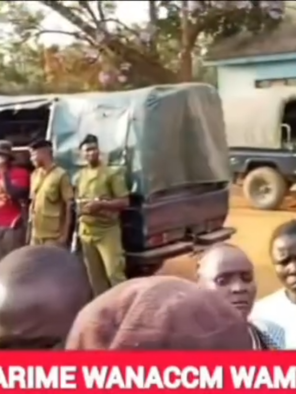 Wanaccm Tarime wakigalagala na kuvunja nyonga wakisema #NoReformsNoElection  baada ya mgombea waliekuwa wanamtaka kukatwa.