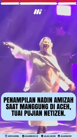 Sabtu, 23 Agustus 2025, Nadin Amizah tampil memukau di Banda Aceh dalam acara Sorela Fest 2025 di Gedung Serbaguna Harapan Bangsa. Nadin membawakan lagu-lagu hits-nya dan berhasil memikat hati ribuan penonton di sana. Tidak hanya aksi panggungnya yang memukau, outfit yang dikenakan Nadin juga mencuri perhatian. Banyak netizen memuji penampilannya saat tampil di Aceh. • Credit: @babenhere   #NadinAmizah #konseraceh #jejakmusik #jejakmusikindo #jejakmusikindonesia    