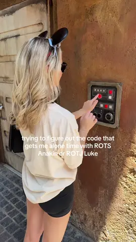 I need a young Mark Hamill like I need oxygen. #starwarstiktok #starwars #lukeskywalker #anikanskywalker #disneyparks 