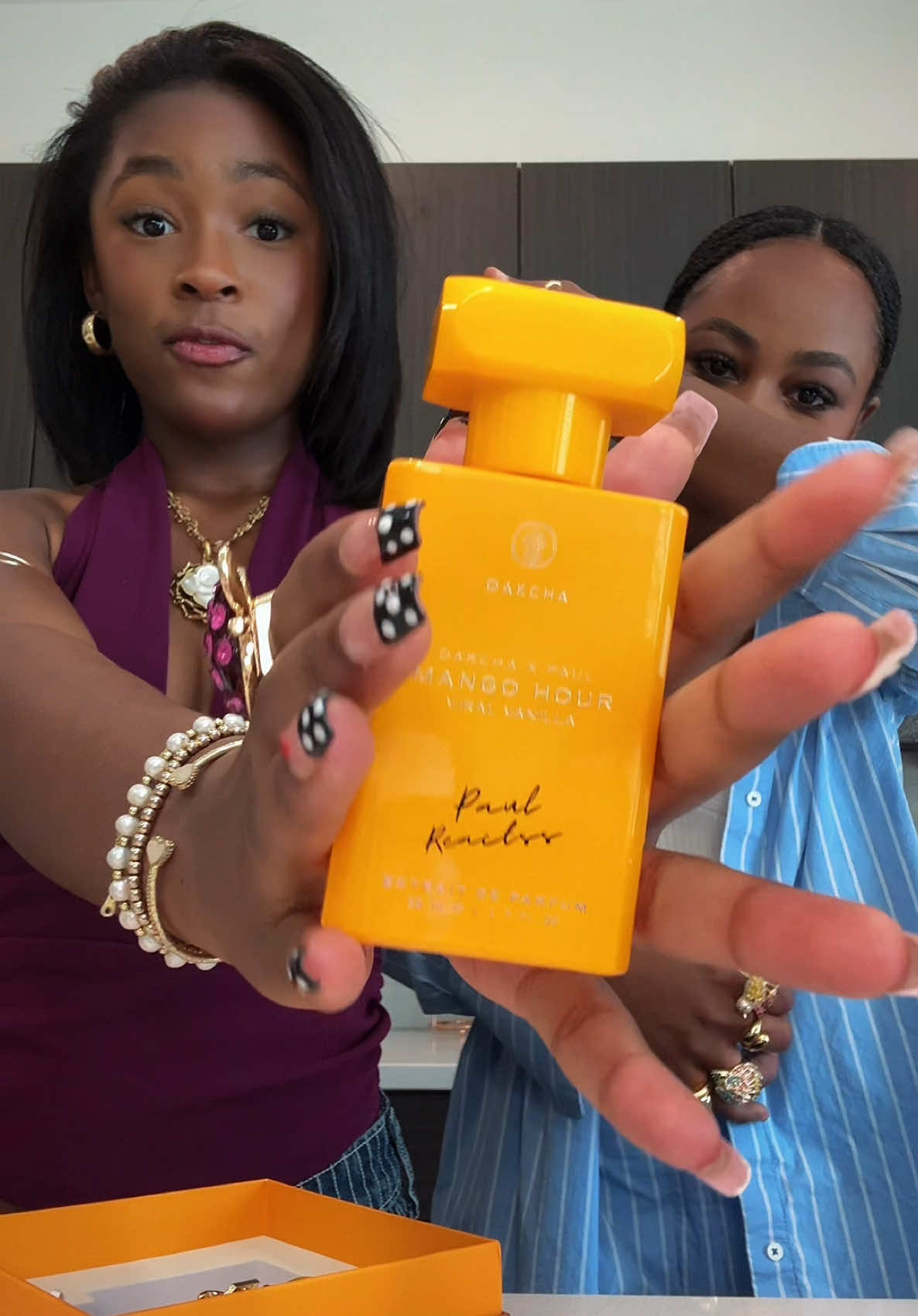 The NEW Mango Hour fragrance from @paulreactss x @oakcha is beyond anything you’ve ever smelled. This is summer in a bottle. Jena clearly agrees #momdaughter #motherdaughter 