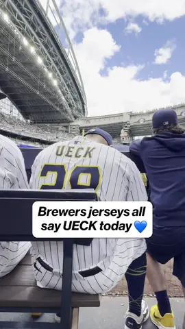 What a great tribute 💙💛 #MLB #BobUecker #Ueck #Brewers (via @Brewers)